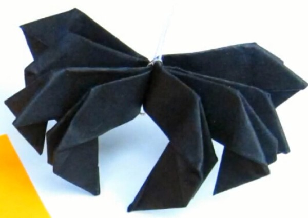 Halloween fun handmade origami tutorial teaches you how to fold a cartoon origami spider