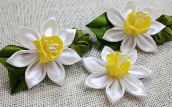 Video tutorial on making handmade narcissus hairpins with satin ribbons to decorate fabrics