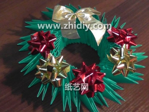 How to make an origami triangle Christmas wreath