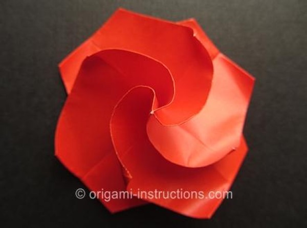 Simple rotating rose origami folding method and illustrated tutorial