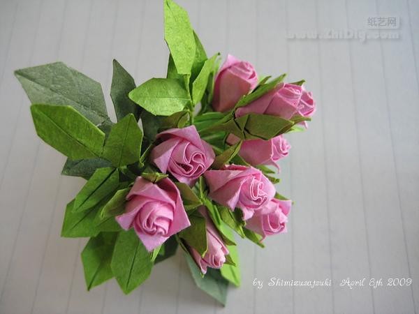 Shimizu Satsuki’s origami mini rose bouquet