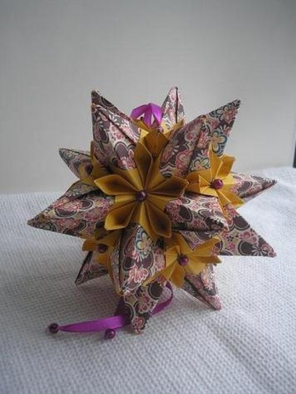 Real-life tutorial on hand-making star paper ball flowers