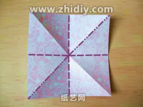 Illustrated tutorial on hand-making origami square box