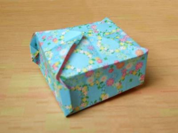 Illustrated tutorial on hand-making origami square box