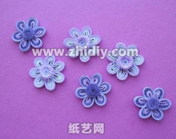 Tutorial on paper quilling painting combining paper quilling flowers and paper quilling butterflies