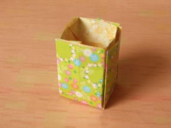 Illustrated tutorial for handmade origami boxes