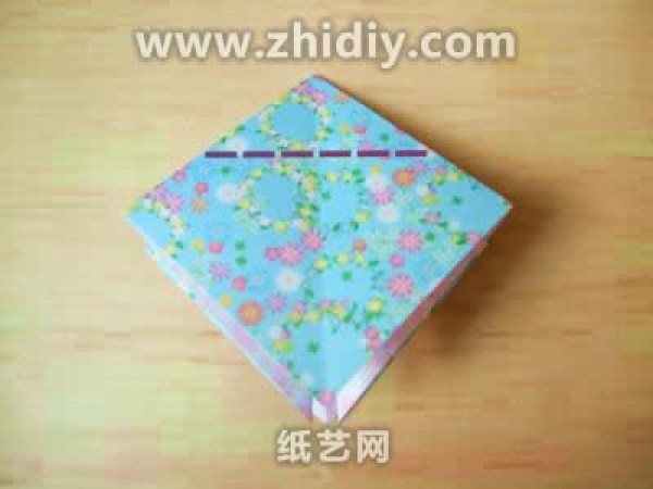 Illustrated tutorial on hand-making origami square box