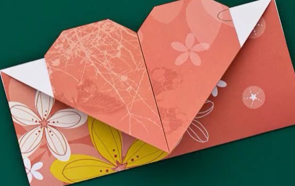 Video tutorial on folding origami heart envelope for Valentines Day handmade gift teaches you how to make origami heart envelope