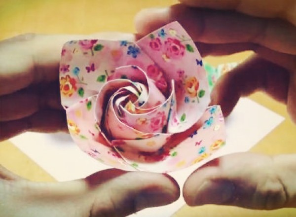 One of the ways to fold a simple origami rose. Video tutorial on how to fold a double-flowered rose.