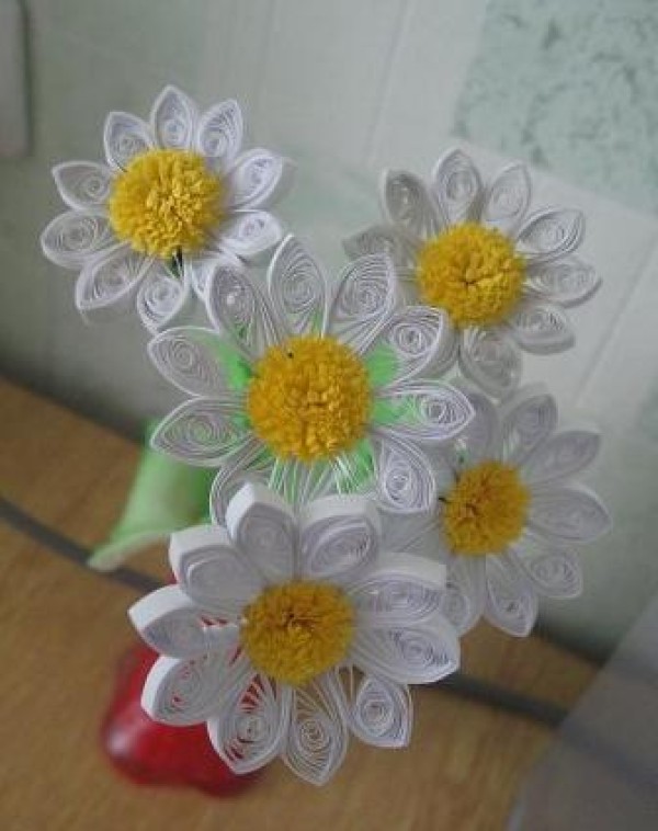 Tutorial on making three-dimensional handmade paper-quilled chrysanthemums