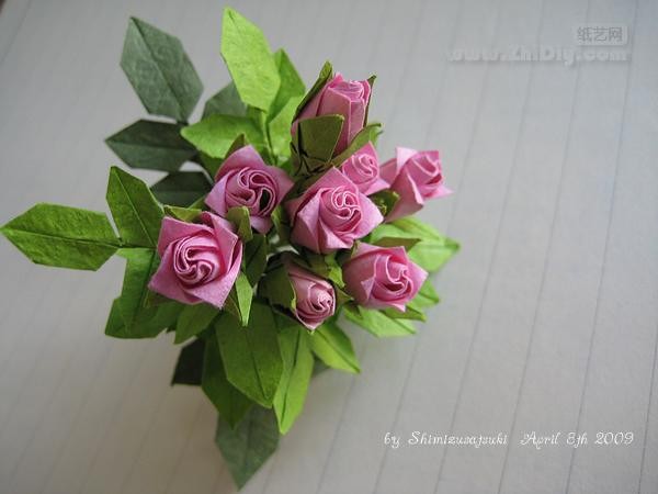 Shimizu Satsuki’s origami mini rose bouquet