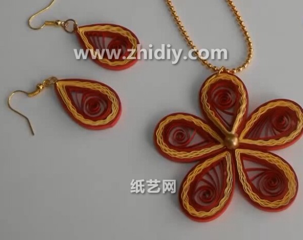 Tutorial on making paper quilled flower necklace decorations by hand