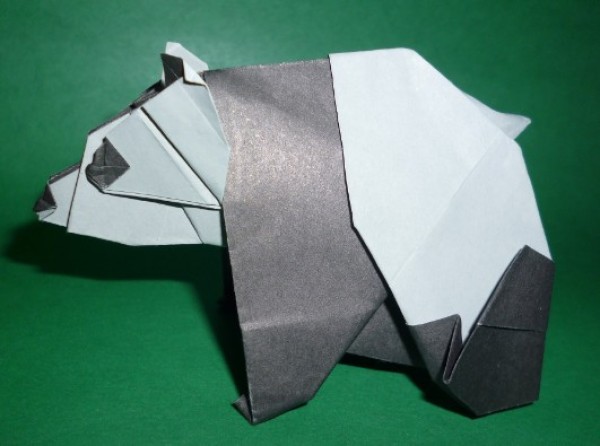 Video tutorial on making hand-made origami to simulate a giant panda