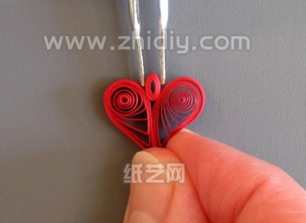 DIY tutorial for quilling paper heart pendants on Valentine’s Day cards