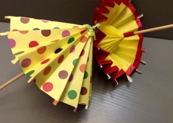 Origami complete illustrated video tutorial teaches you step by step how to make origami umbrellas and origami sun umbrellas.