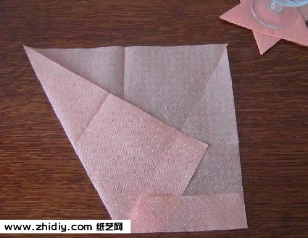 Illustrated tutorial on turning napkins into waste and making origami coasters by hand