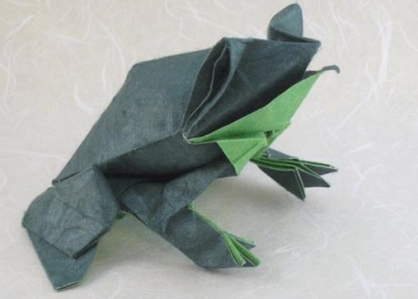 Origami Frog Complete Illustrations and a video tutorial to teach you how to origami Bullfrog.