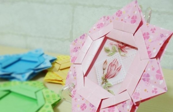 A complete tutorial on origami photo frames to capture love on Chinese Valentines Day