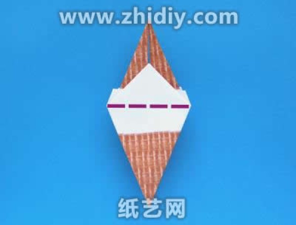 Illustrated tutorial on origami ice cream cone