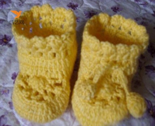 Detailed illustrated tutorial on wool knitting of baby shoes and childrens shoes