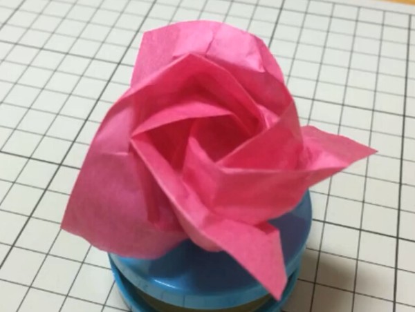 Tutorial on how to make simple origami roses by hand