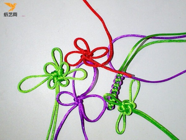 How to weave Chinese knots in the third step of the illustrated basic tutorial