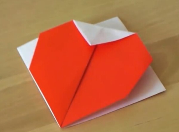 Video tutorial on how to make origami hearts for Valentines Day handmade gifts