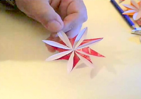 Origami Flower Encyclopedia teaches you how to make exquisite decorative flowers by hand origami