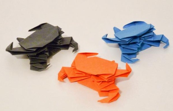 This video tutorial teaches you how to fold a three-dimensional origami crab.