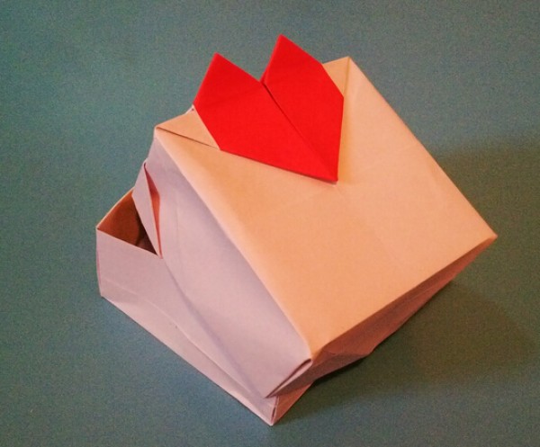 Tutorial on how to fold origami boxes with Valentines Day origami hearts