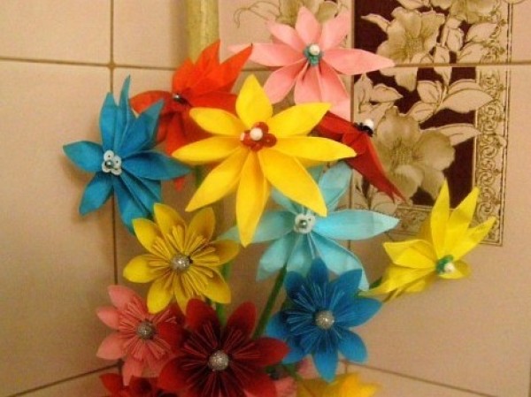 Tutorial on making handmade origami paper flowers