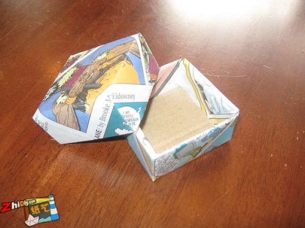 Used newspapers and magazines to make origami boxes [practical]