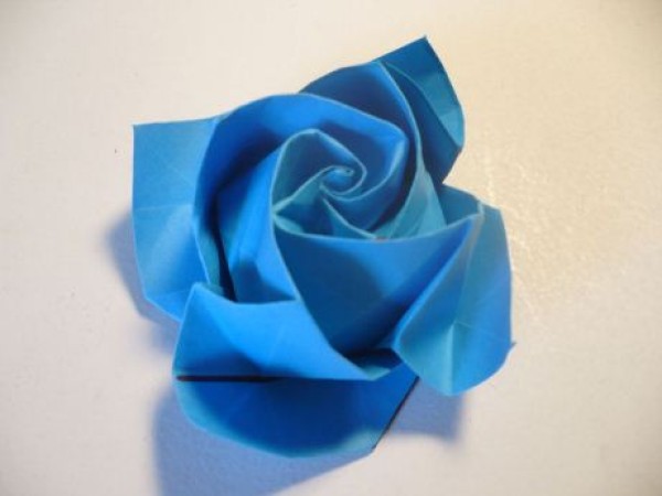 How to fold origami roses - Rotating heart square paper roses - Illustrated tutorial on how to fold simple origami roses