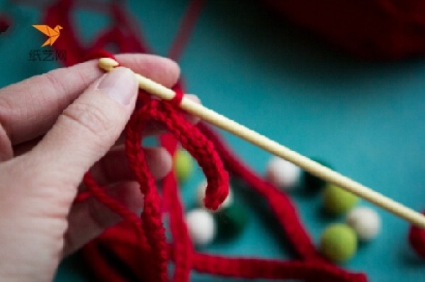 Illustration of making beautiful hand-knitted concentric bow knots