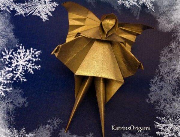 Video tutorial on folding Christmas origami angels