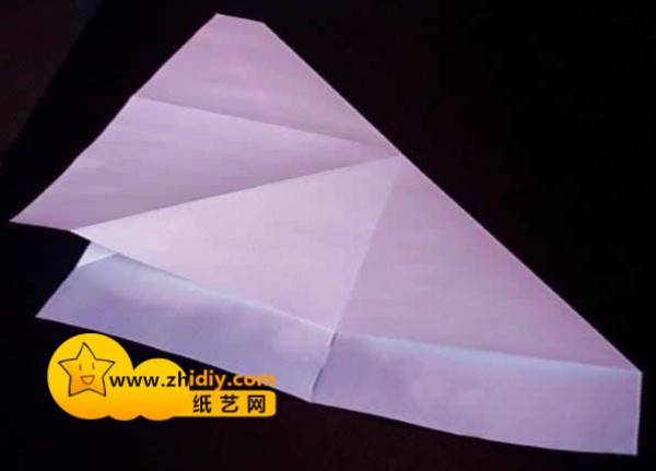 Illustrated tutorial on how to fold an origami airplane