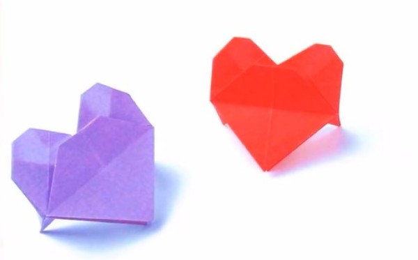 Video tutorial on making origami heart ornaments for Valentine’s Day gifts