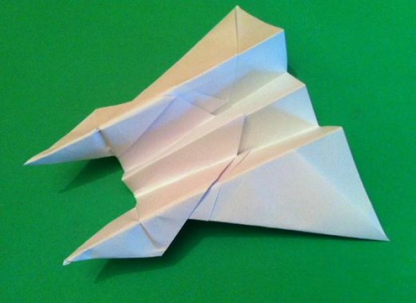 How to fold paper airplanes - video tutorial on origami dive bomber