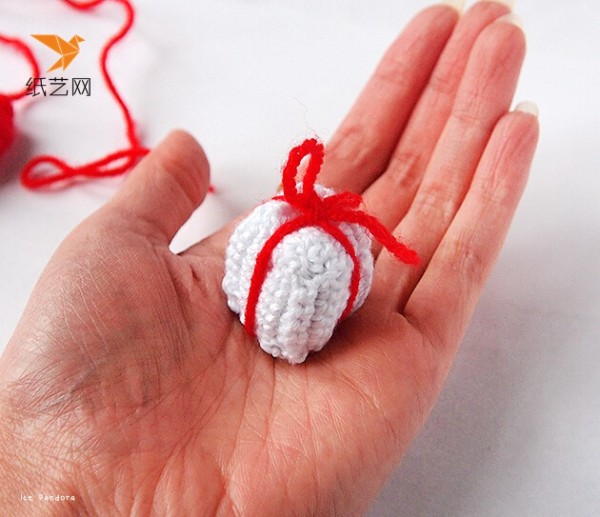 DIY tutorial on knitting small gifts