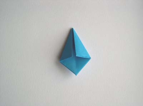 Making origami diamonds, essential small decorations for paper art works