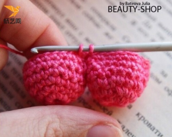 Handmade crochet cute heart-shaped knitting tutorial illustration