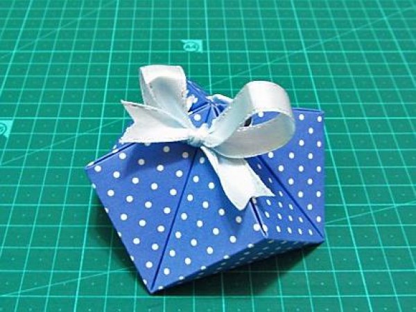 Two paper origami handmade gift box drawings and tutorials (can be wrapped for Christmas gifts)