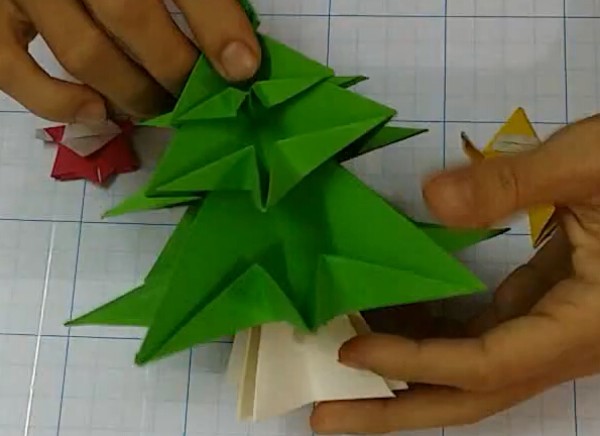 Christmas tree origami making tutorial teaches you how to make your own Christmas tree