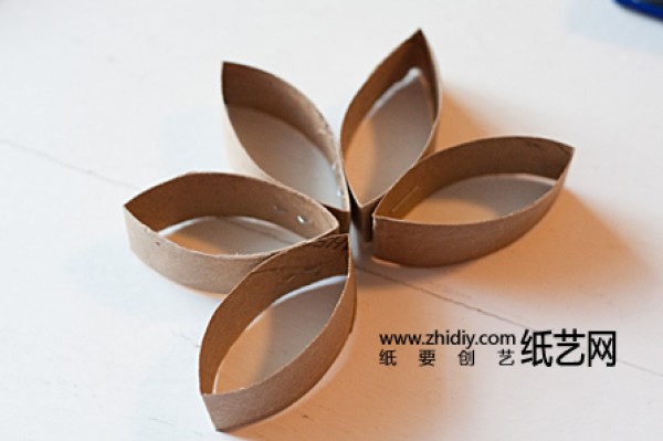 Make Christmas paper flowers from waste paper tubes