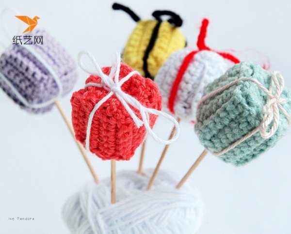 DIY tutorial on knitting small gifts