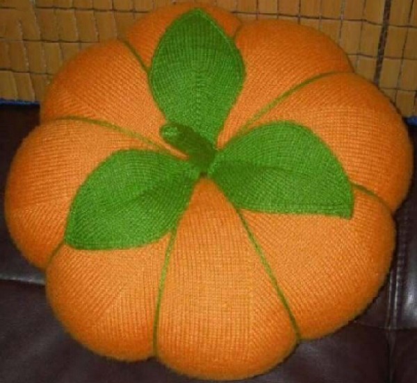 Tutorial on the process of knitting cute pumpkins by hand crocheting with wool