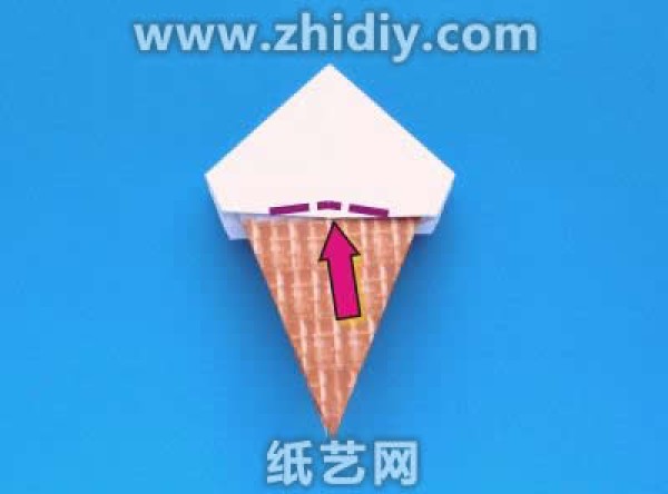 Illustrated tutorial on origami ice cream cone