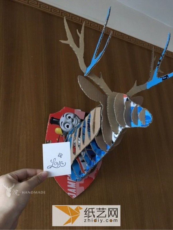 Tutorial on turning waste into treasure and making a Christmas cardboard deer head wall hanging. DIY delivery box recycling