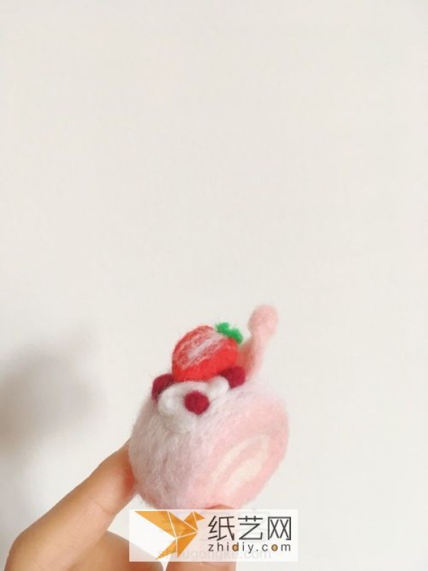 Illustrated tutorial on how to make strawberry cake rolls with wool felt