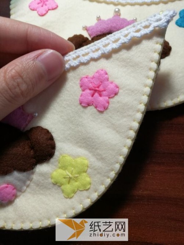 Tutorial on making a pair of cute non-woven slippers. A warm New Year gift.